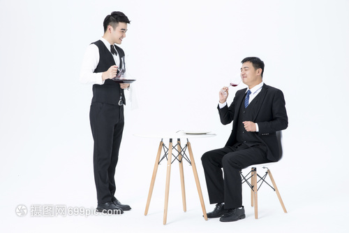 光影交融的藝術 淺談服務員品酒服務與專業攝影攝像的融合魅力